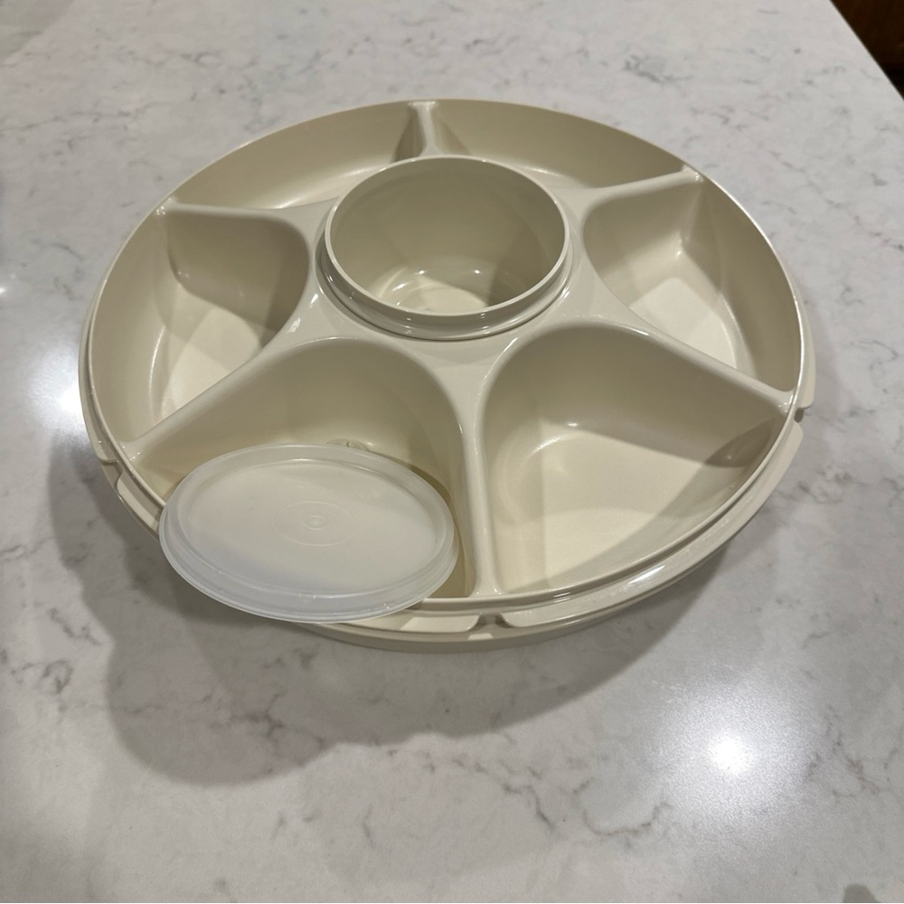 Tupperware Veggie Tray 1665-2 and Lid 1666-4 Vintage Cream Color With 1667-9